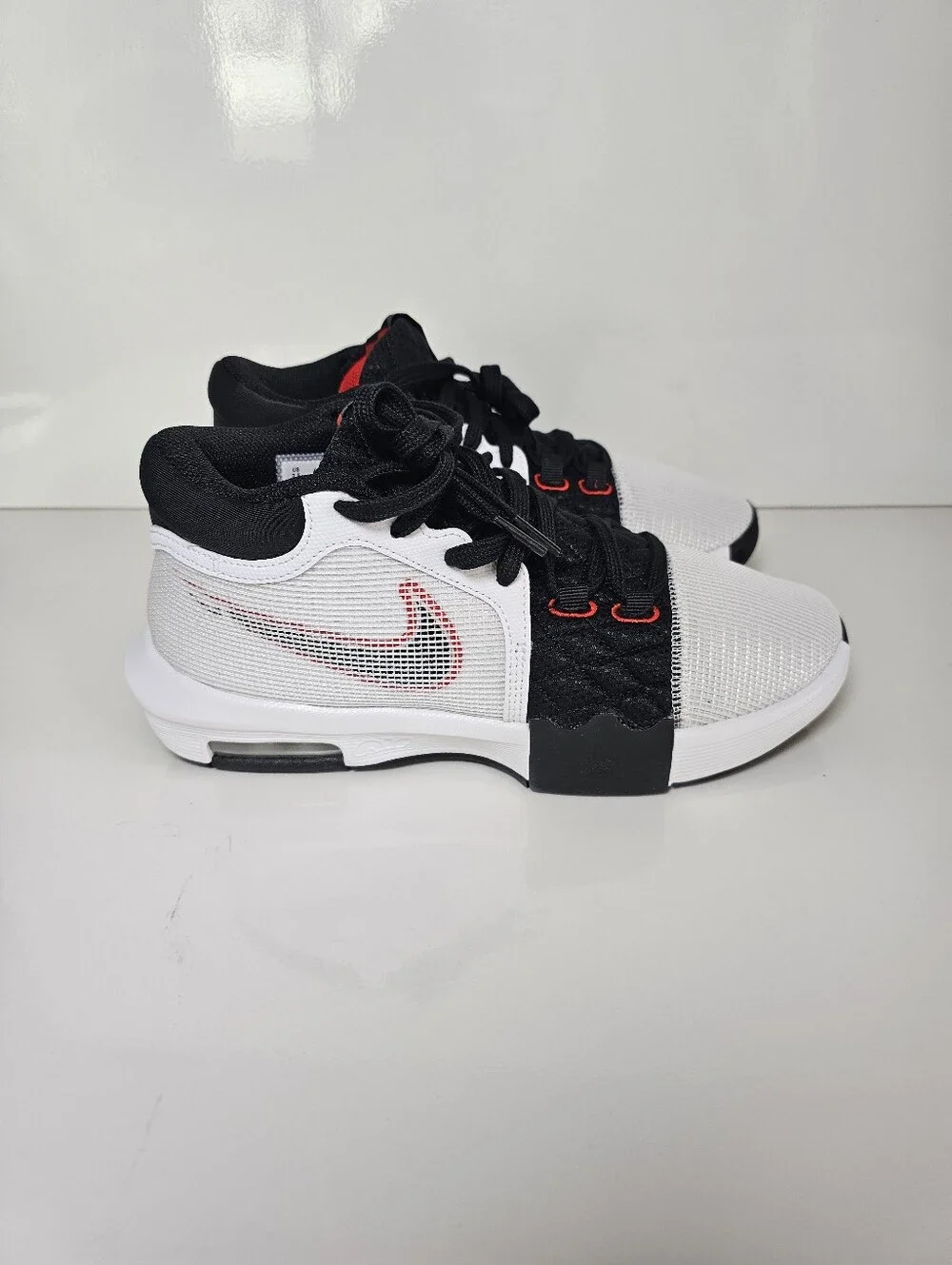 Nike LeBron Witness 8 Basketball Shoes White Black Red Men's Size 7.5 New In Box